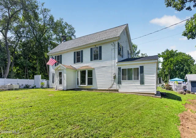 Photo 3 of Single family home for sale at 4 Dunsbach Rd, Halfmoon, NY 12065 | MLS# 202623633 | Listing updated on 2026-09-17