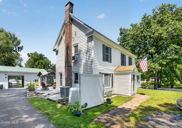 Photo 3 of Single family home for sale at 4 Dunsbach Rd, Halfmoon, NY 12065 | MLS# 202623633 | Listing updated on 2026-09-17
