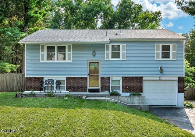 1st image of 32 Tamarack Ln, East Greenbush, NY 12061 | MLS# 202623938