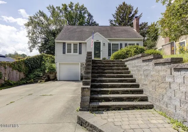 Photo 3 of Single family home for sale at 1974 Nott St, Schenectady, NY 12309 | MLS# 202623913 | Listing updated on 2026-09-14