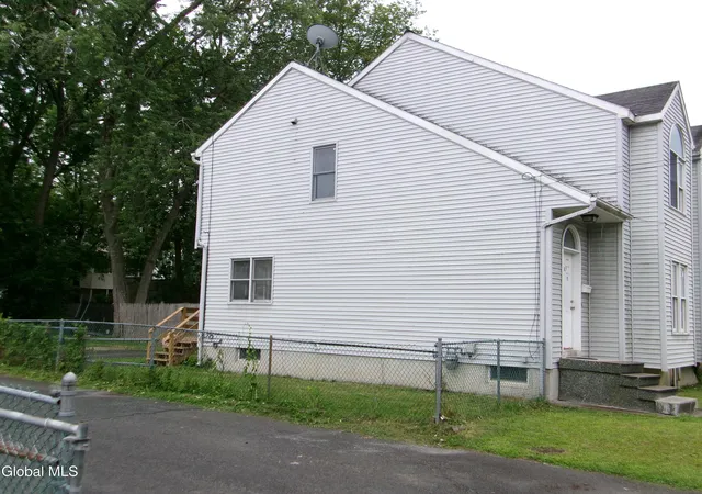 Photo 4 of Single family home for sale at 407 Paige St, Schenectady, NY 12307 | MLS# 202624096 | Listing updated on 2026-08-27
