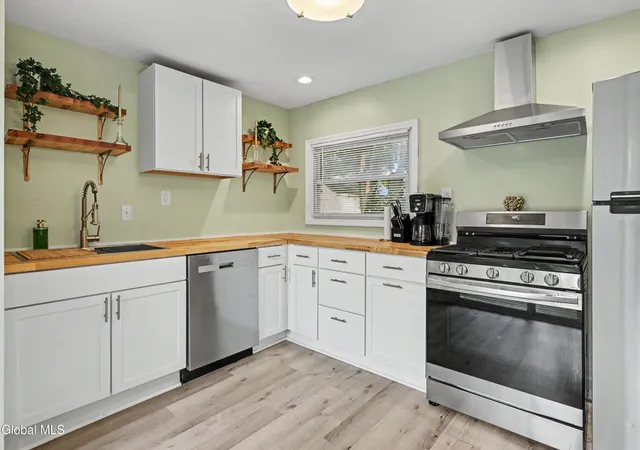 2nd image of 41 Hillcrest Ave, Schenectady, NY 12304 | MLS# 202624483