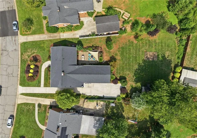 49th image of 2807 Northampton Dr, Greensboro, NC 27408 | MLS# 1231080