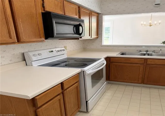 2nd image of 324 Meadows Cir, Winston Salem, NC 27104 | MLS# 1230619