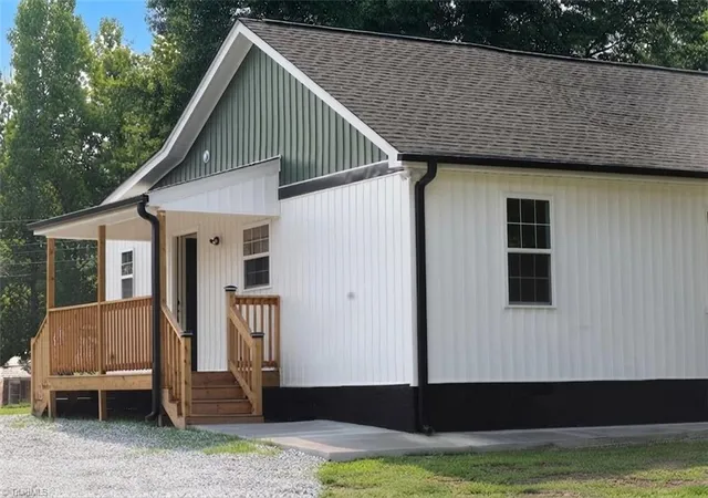1st image of 1000 Pine Circle Dr, High Point, NC 27265 | MLS# 1229366
