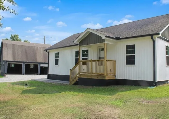 2nd image of 1000 Pine Circle Dr, High Point, NC 27265 | MLS# 1229366