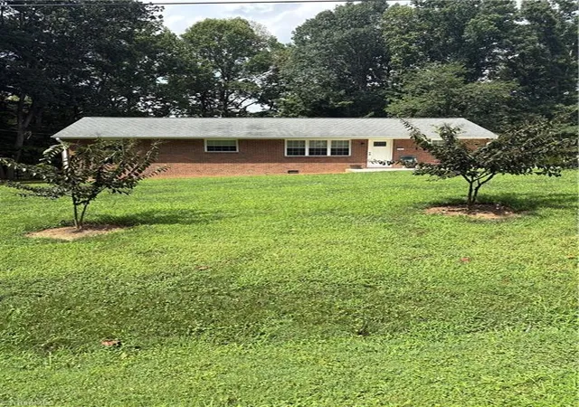 Photo 2 of Sale Pending at 206 Hendrix Dr, Kernersville, NC 27284 | MLS# 1231634 | Listing updated on 2026-08-26