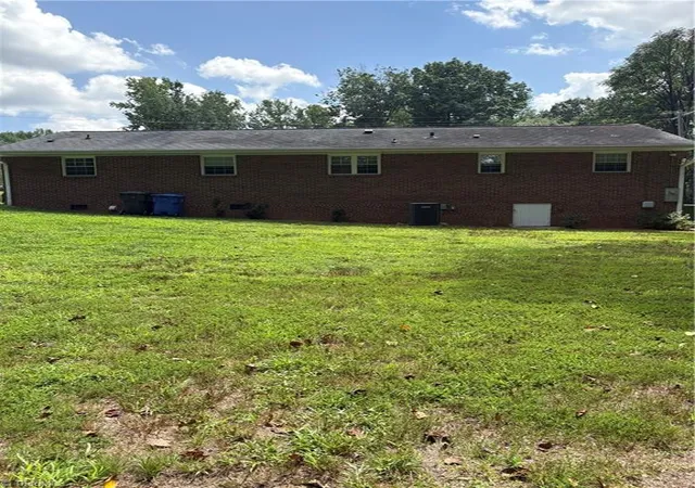 Photo 3 of Sale Pending at 206 Hendrix Dr, Kernersville, NC 27284 | MLS# 1231634 | Listing updated on 2026-08-26