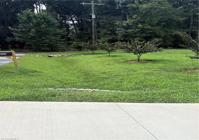 Photo 3 of Sale Pending at 206 Hendrix Dr, Kernersville, NC 27284 | MLS# 1231634 | Listing updated on 2026-08-26