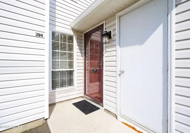 4th image of 394 Hampton Pl, Morganville, NJ 07751 | MLS# 22624917