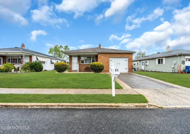 Photo 3 of Single family home for sale at 21 Maracaibo Pl, Toms River, NJ 08757 | MLS# 22622483 | Listing updated on 2026-09-28