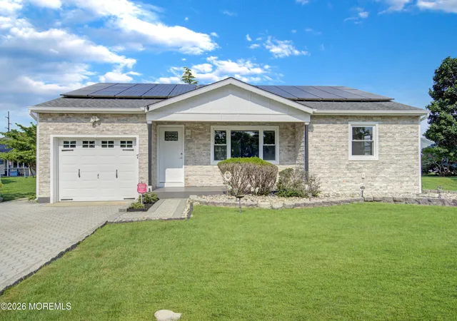 Photo 2 of Single family home for sale at 7 Bedford Ct, Toms River, NJ 08757 | MLS# 22622320 | Listing updated on 2026-09-14