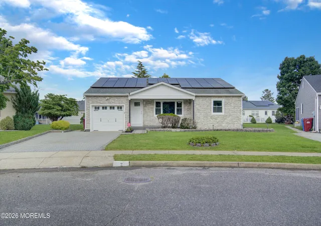 Photo 2 of Single family home for sale at 7 Bedford Ct, Toms River, NJ 08757 | MLS# 22622320 | Listing updated on 2026-09-14