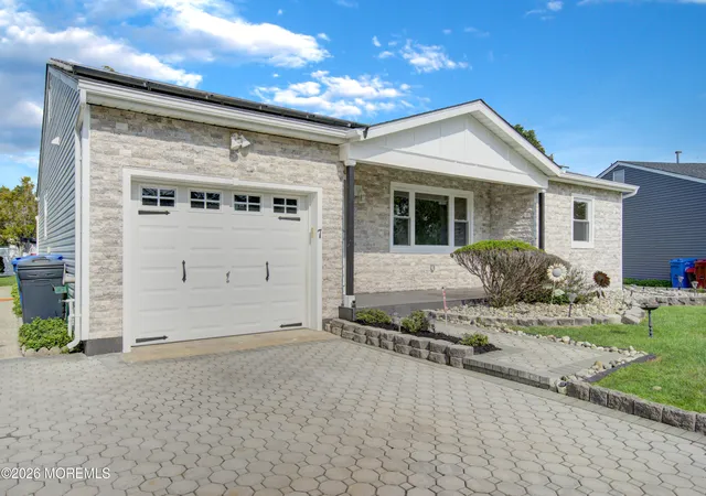 Photo 3 of Single family home for sale at 7 Bedford Ct, Toms River, NJ 08757 | MLS# 22622320 | Listing updated on 2026-09-14
