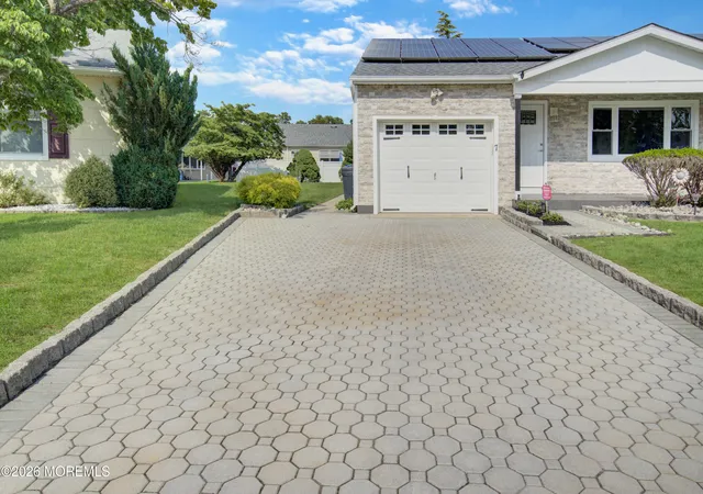 Photo 4 of Single family home for sale at 7 Bedford Ct, Toms River, NJ 08757 | MLS# 22622320 | Listing updated on 2026-09-14