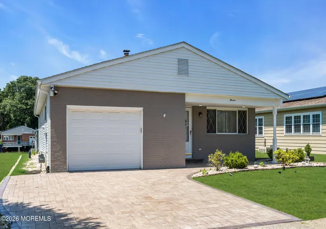 Photo 3 of Single family home for sale at 11 Burgess Ct, Toms River, NJ 08757 | MLS# 22622436 | Listing updated on 2026-10-04