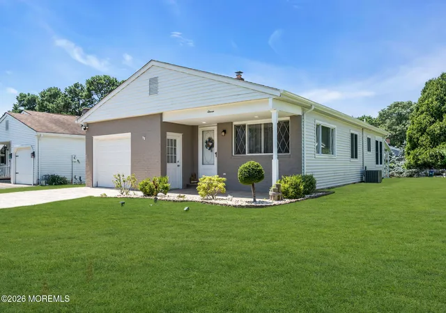 Photo 4 of Single family home for sale at 11 Burgess Ct, Toms River, NJ 08757 | MLS# 22622436 | Listing updated on 2026-10-04