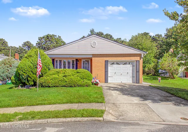 Photo 2 of Single family home for sale at 17 Freeport Ct, Toms River, NJ 08757 | MLS# 22622479 | Listing updated on 2026-09-11