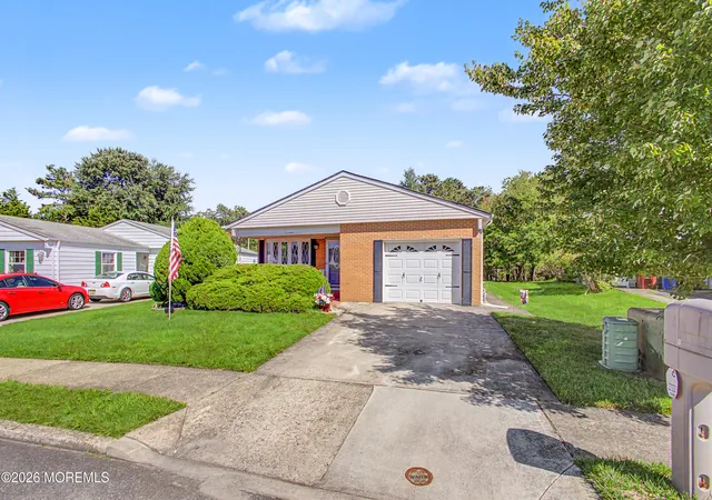 Photo 2 of Single family home for sale at 17 Freeport Ct, Toms River, NJ 08757 | MLS# 22622479 | Listing updated on 2026-09-11