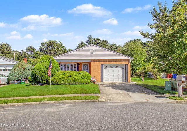 Photo 3 of Single family home for sale at 17 Freeport Ct, Toms River, NJ 08757 | MLS# 22622479 | Listing updated on 2026-09-11