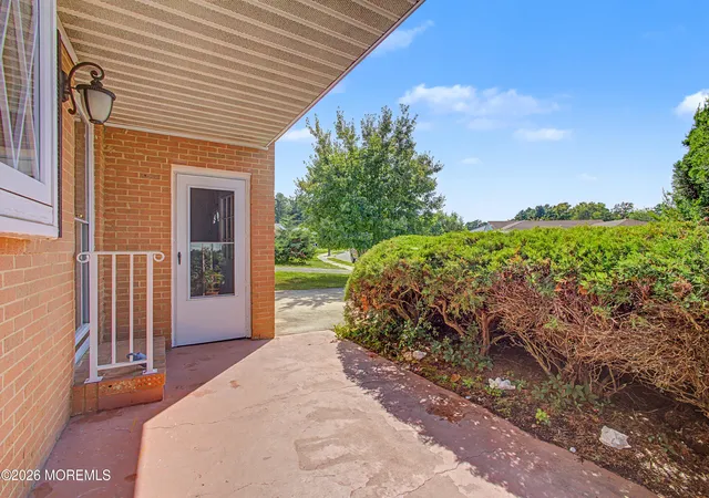 Photo 4 of Single family home for sale at 17 Freeport Ct, Toms River, NJ 08757 | MLS# 22622479 | Listing updated on 2026-09-11