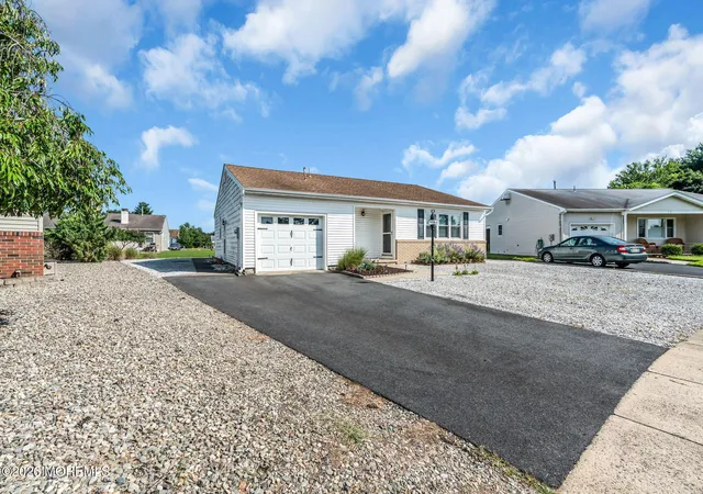 Photo 3 of Single family home for sale at 17 Wiltshire Ct, Toms River, NJ 08757 | MLS# 22623121 | Listing updated on 2026-09-16