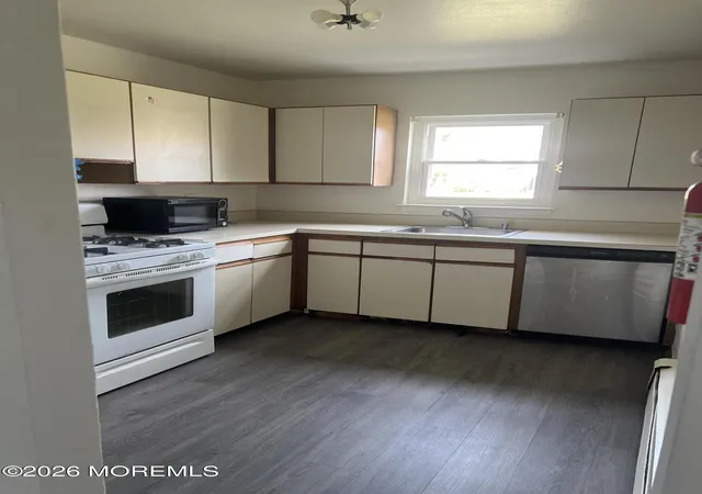 5th image of 10 Juniper Ln #10 A, Eatontown, NJ 07724 | MLS# 22623808