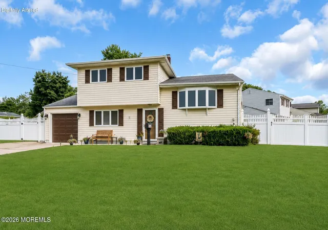 4th image of 10 Garrett Pl, Middletown, NJ 07748 | MLS# 22624935