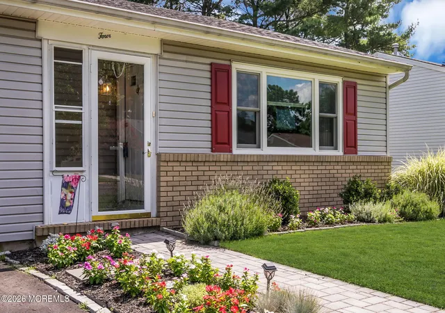 Photo 3 of Sale Pending at 4 Basset Dr, Toms River, NJ 08757 | MLS# 22624172 | Listing updated on 2026-09-02