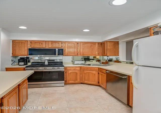 3rd image of 431 Hampton Ct, Manalapan, NJ 07726 | MLS# 22624367