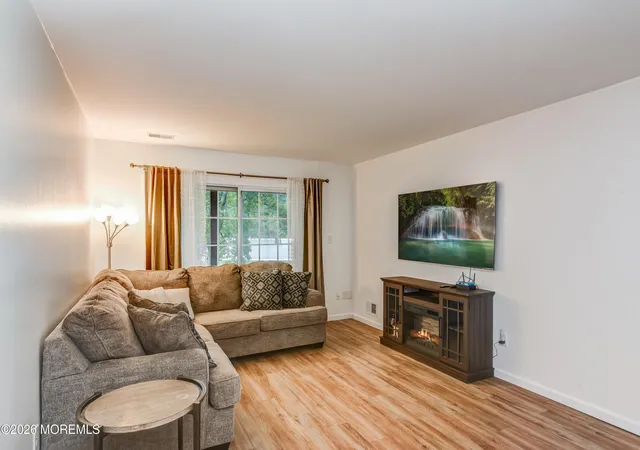 5th image of 431 Hampton Ct, Manalapan, NJ 07726 | MLS# 22624367