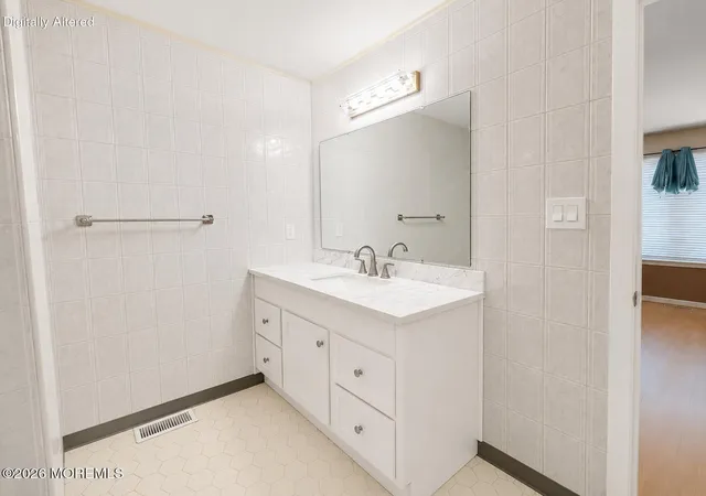 2nd image of 76 Lexington Cir, Matawan, NJ 07747