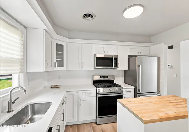 Photo 4 of Single family home for sale at 162 Castleton Dr, Toms River, NJ 08757 | MLS# 22625324 | Listing updated on 2026-09-25