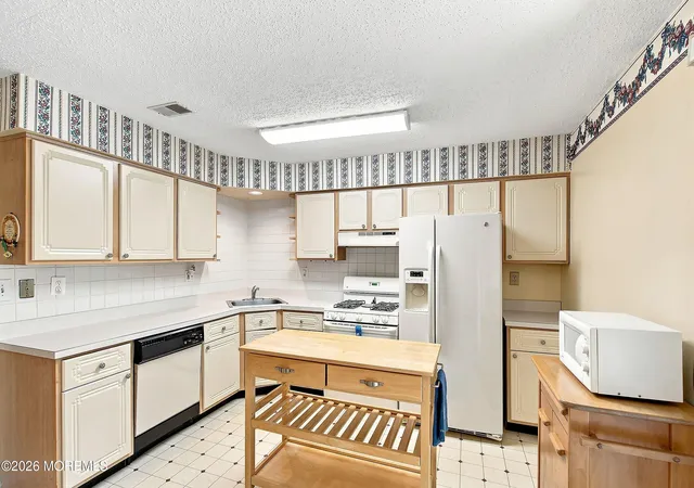 4th image of 25 Wyeth Dr, Freehold, NJ 07728