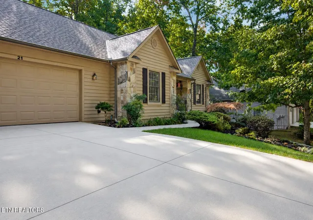 Photo 3 of Single family home for sale at 21 Amesbury Ct, Crossville, TN 38558 | MLS# 1285800 | Listing updated on 2026-08-30