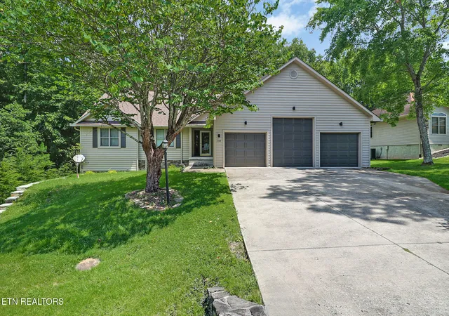 Photo 1 of Single family home for sale at 108 Kenwood Dr, Crossville, TN 38558 | MLS# 1330872 | Listing updated on 2026-08-28