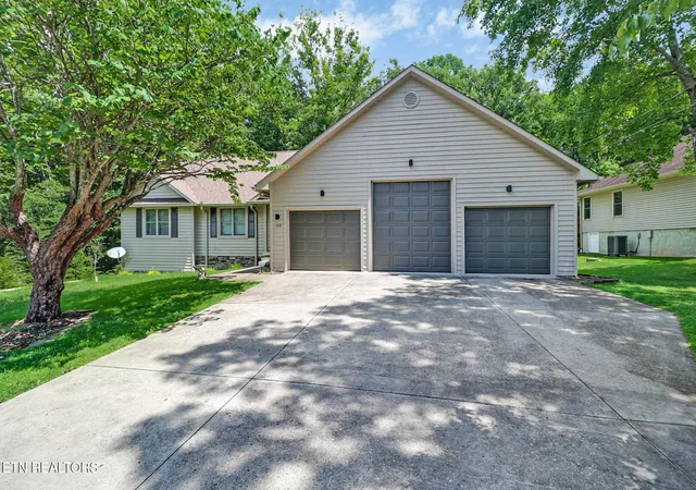 Photo 3 of Single family home for sale at 108 Kenwood Dr, Crossville, TN 38558 | MLS# 1330872 | Listing updated on 2026-08-28