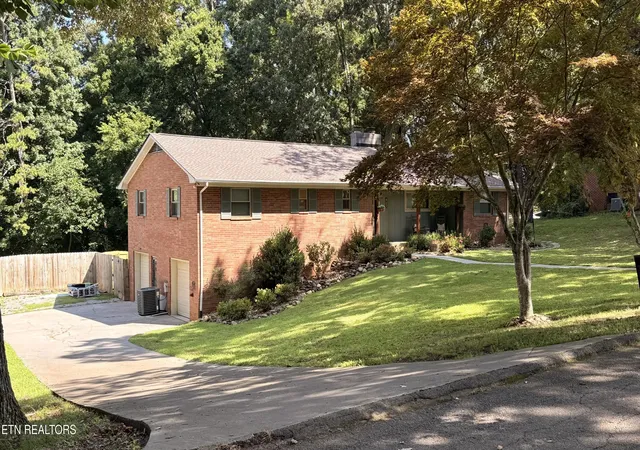 Photo 2 of Sale Pending at 907 W 6th Avenue, Lenoir City, TN 37771 | MLS# 1335499 | Listing updated on 2026-09-09