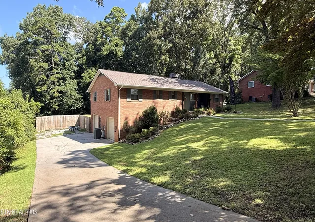 Photo 3 of Sale Pending at 907 W 6th Avenue, Lenoir City, TN 37771 | MLS# 1335499 | Listing updated on 2026-09-09