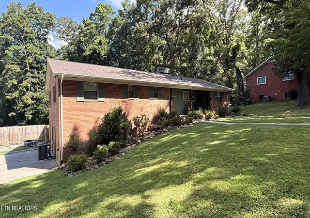 Photo 3 of Sale Pending at 907 W 6th Avenue, Lenoir City, TN 37771 | MLS# 1335499 | Listing updated on 2026-09-09