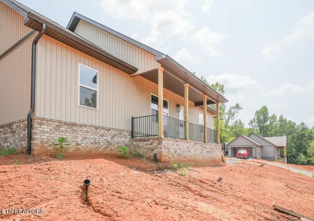 Photo 3 of Single family home for sale at 842 Pinebrooke Dr, Maryville, TN 37801 | MLS# 1337787 | Listing updated on 2026-08-31