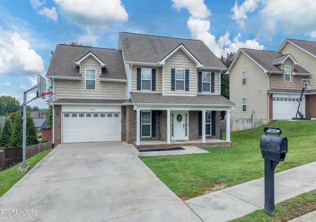 Photo 3 of Sale Pending at 1004 Brooklyn Ln, Maryville, TN 37804 | MLS# 1348336 | Listing updated on 2026-09-09