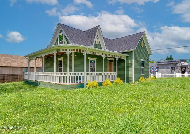 Photo 3 of Single family home for sale at 413 E Inskip Dr, Knoxville, TN 37912 | MLS# 1344186 | Listing updated on 2026-08-30