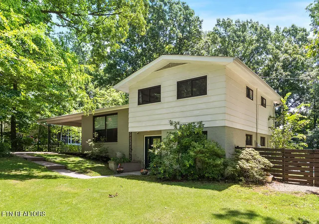 2nd image of 853 W Outer Dr, Oak Ridge, TN 37830 | MLS# 1349474