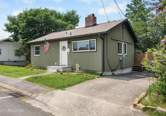Photo 2 of Sale Pending at 104 W Malta Rd, Oak Ridge, TN 37830 | MLS# 1346769 | Listing updated on 2026-08-12