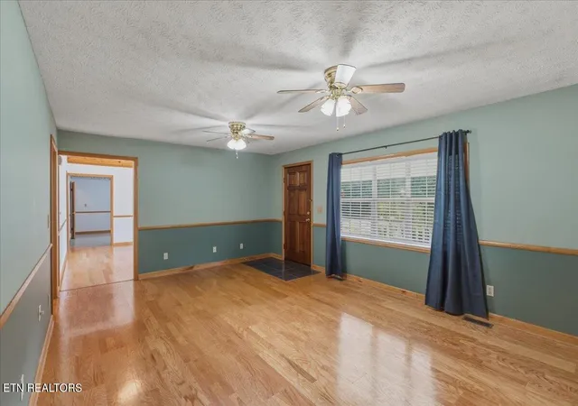 Photo 3 of Single family home for sale at 142 Oak Dr, Kingston, TN 37763 | MLS# 1349839 | Listing updated on 2026-08-31
