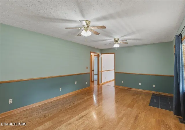 Photo 3 of Single family home for sale at 142 Oak Dr, Kingston, TN 37763 | MLS# 1349839 | Listing updated on 2026-09-28