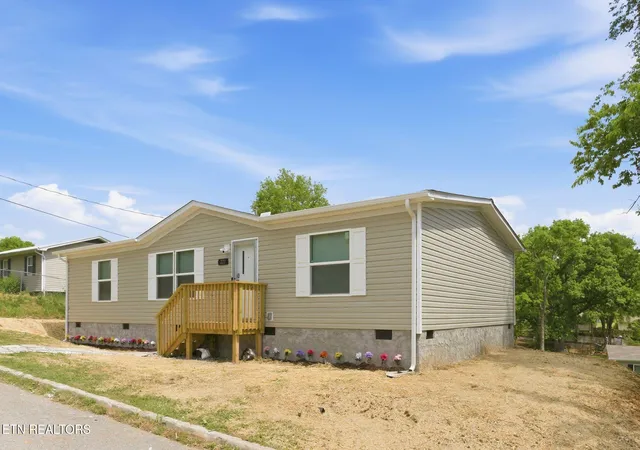 2nd image of 222 Nw Virginia Ave, Harriman, TN 37748 | MLS# 1351009