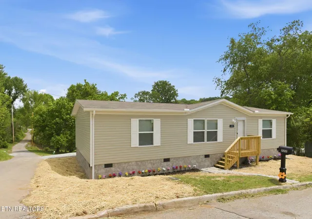 Photo 3 of Single family home for sale at 222 Nw Virginia Ave, Harriman, TN 37748 | MLS# 1351009 | Listing updated on 2026-08-17