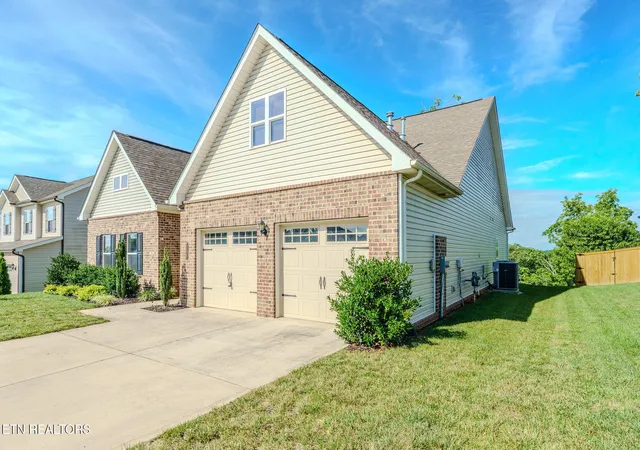 Photo 2 of Single family home for sale at 284 Aspen Dr, Lenoir City, TN 37771 | MLS# 1348458 | Listing updated on 2026-09-17